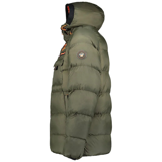 Khaki Daunenjacke mit Kapuze und Reißverschluss, gerade geschnitten, mit Taschen und elastischen Ärmeln.