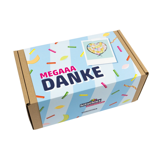 Geschenke-Box mit bunten fruchtigen Süßigkeiten in verschiedenen Formen und Farben.