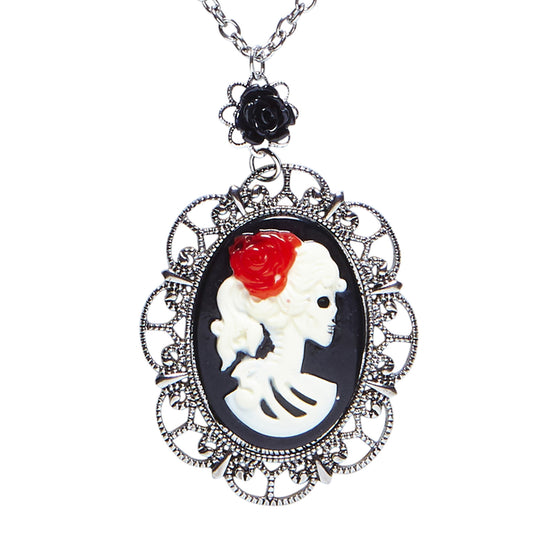 "KETTE MIT SCHWARZER ROSE & TOTENKOPF-KAMEE" – Vorderansicht