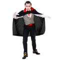 "VAMPIR" (Weste, Kummerbund, Fliege, Kette mit Medaillon, Handschuhe, Umhang) – Vorderansicht