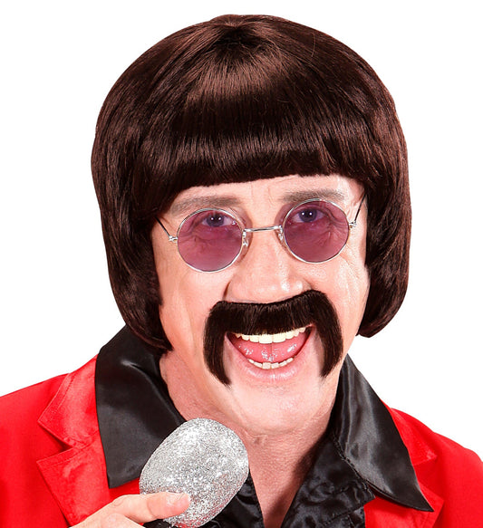 Braune 60er-Jahre MusikerperĂŒcke mit Brille und selbstklebendem Schnurrbart.