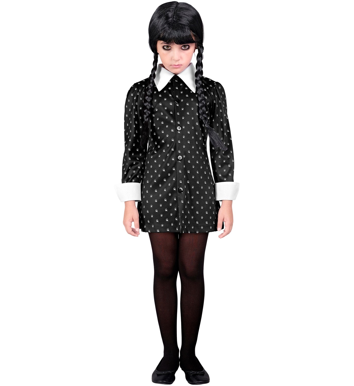 Kind trägt schwarzes Wednesday Addams Kostüm mit weißem Kragen und geflochtenem Zopf