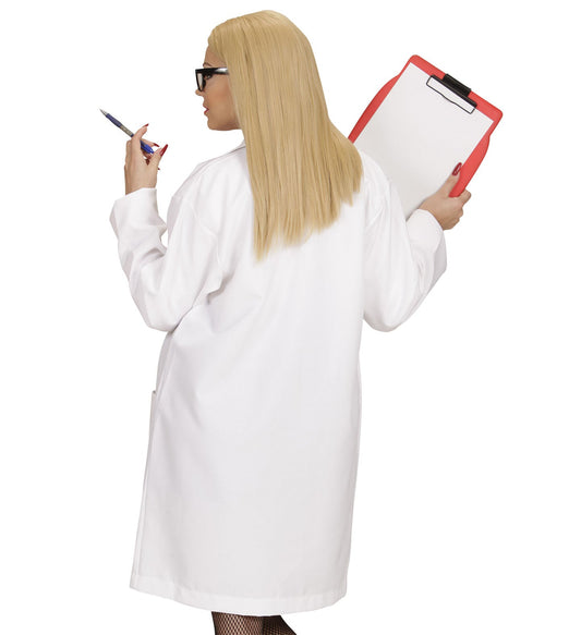 Weißer Arztkittel aus Baumwollmischung mit verdeckten Druckknöpfen und aufgesetzten Taschen.