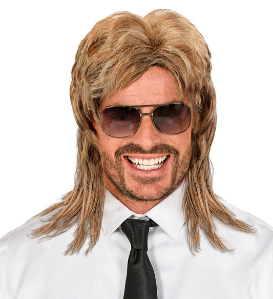 Blonde 80er Vokuhila Perücke mit Retro-Frisur und Modell in Anprobe.