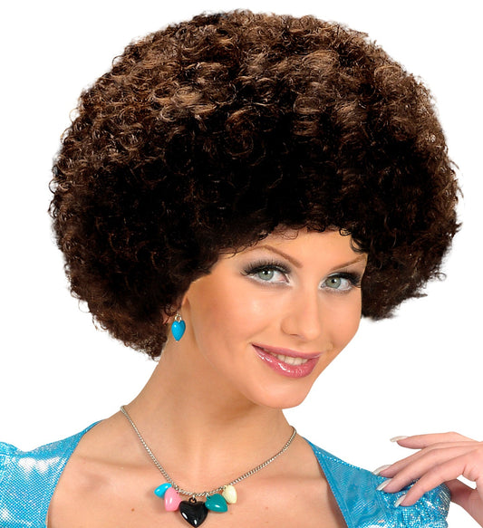 Braune Afro Perücke im 70er-Jahre Disco-Stil, voluminös und unisex.