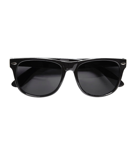 Schwarze Wayfarer-Sonnenbrille mit dunklen UV-schützenden Gläsern.