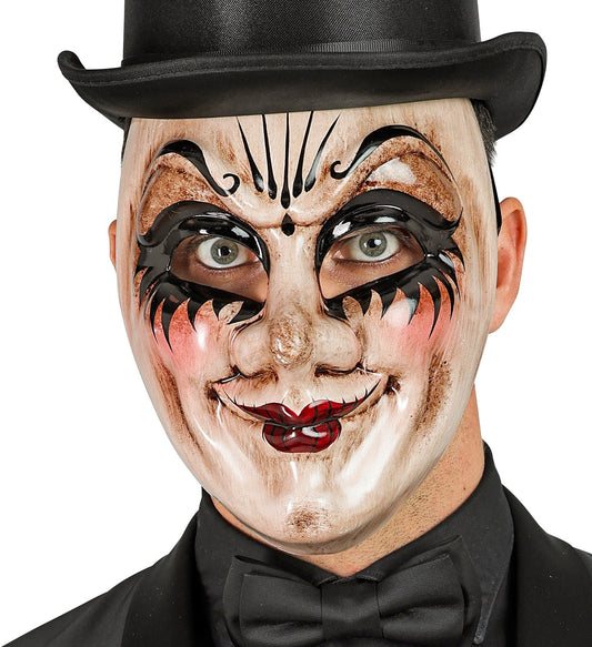 Unheimliche Mann Maske aus gealtertem Harz mit elastischem Band und breiten Augenschlitzen.