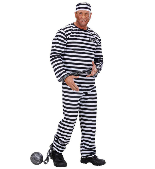 Mann im schwarz-weißen gestreiften Häftlingskostüm mit Mütze und Handschellen.