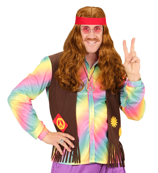 Braune, wellige Herrenperücke im 70er-Jahre Hippie-Stil mit Kopfband und falschem Schnurrbart.