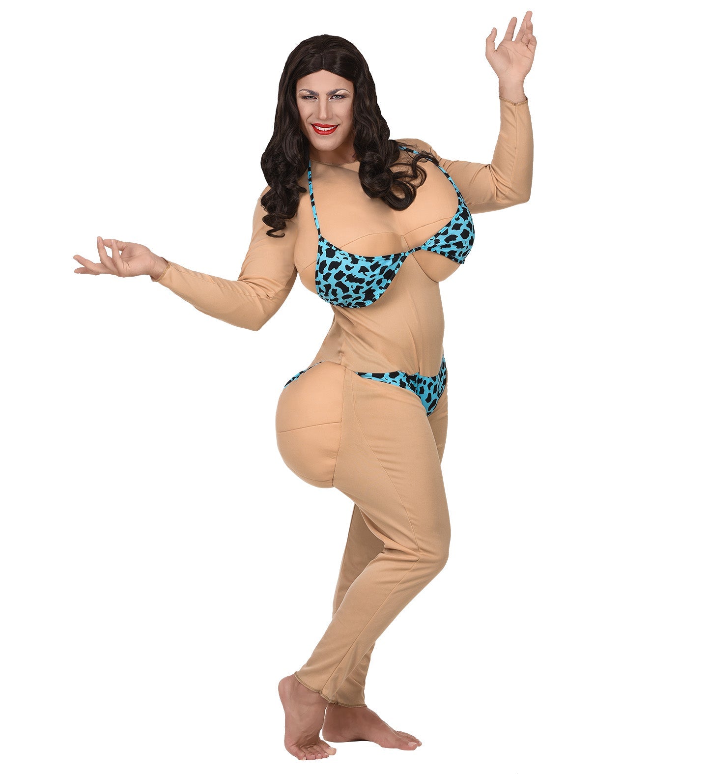 Ein Mann in einem lustigen One-Piece-Bikini-Kostüm mit übertriebenen Kurven posiert tanzend.