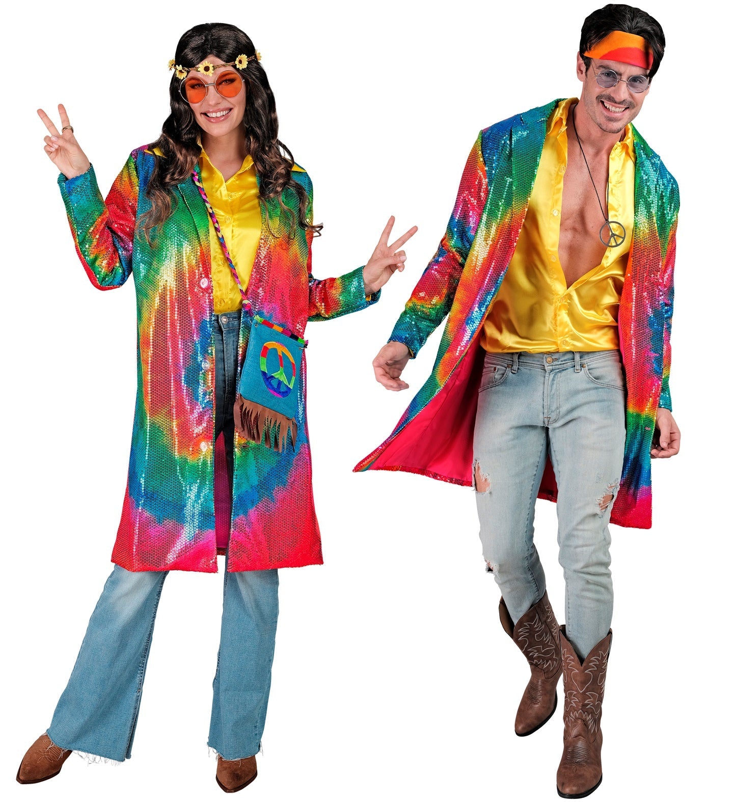 Paar in schillernden Tie-Dye-Regenbogen-Paillettenmänteln mit Peace-Zeichen.