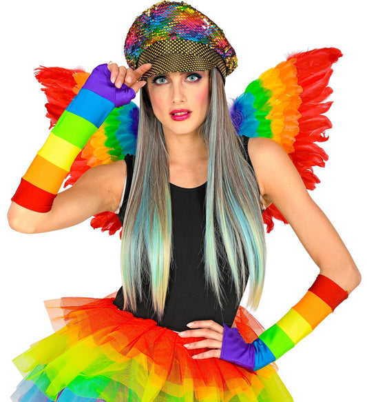 Frau mit Regenbogen-Pailletten-Schirmmütze, gesträhnten Haaren und bunten Flügeln.