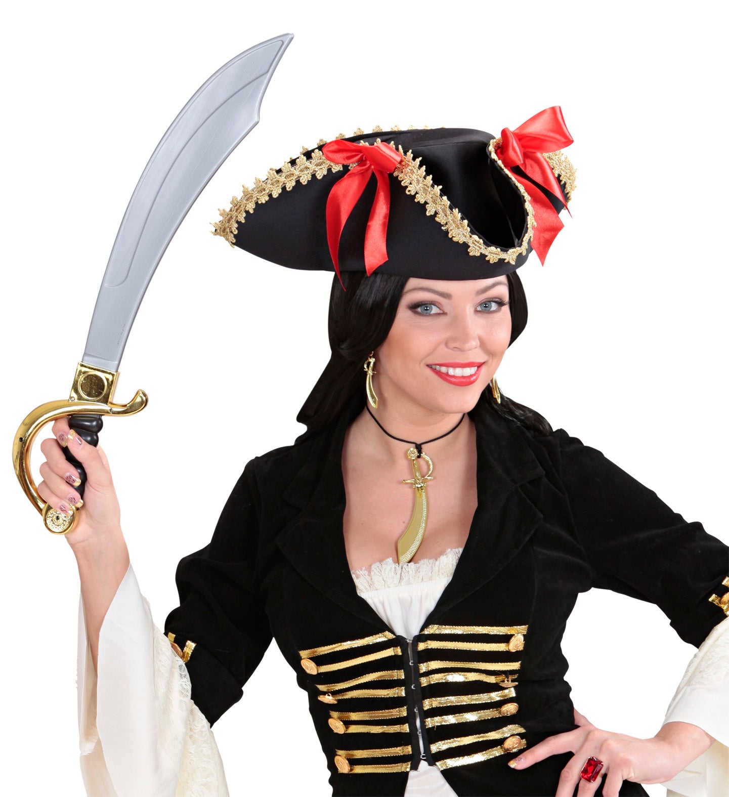Frau in Piratenkostüm mit Dreispitz-Hut und goldener Borte, haltend ein Schwert.