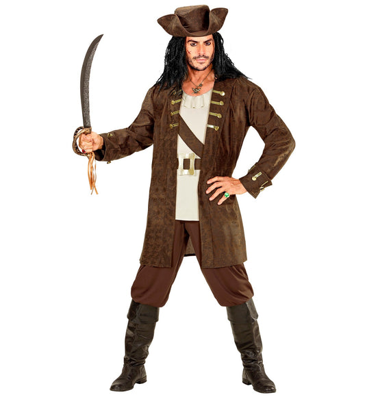 Mann in braunem Piratenkostüm mit Hut, Jacke, Hemd, Hose, Gürtel und Säbel.