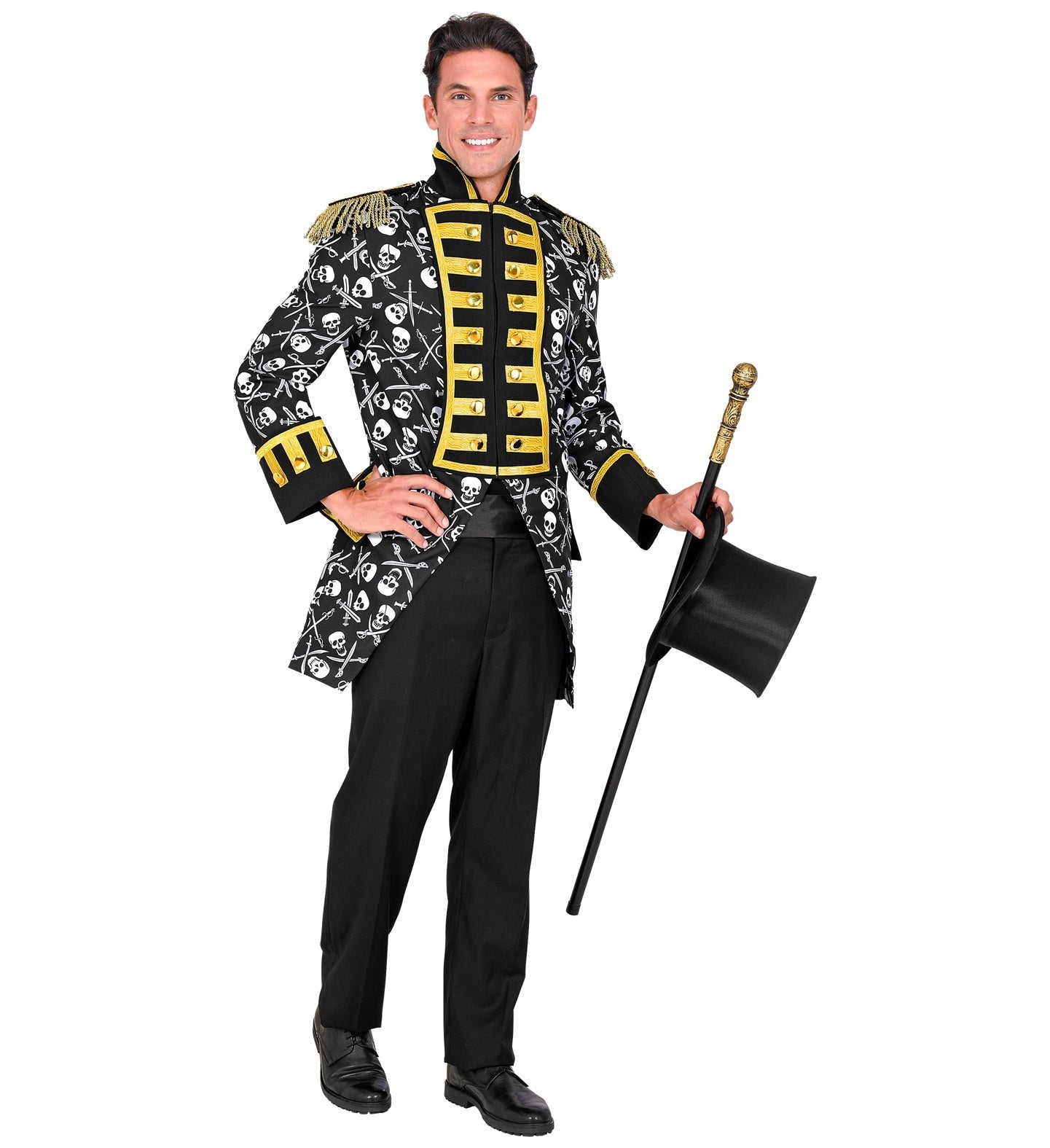 Mann im schwarzen Satin-Piraten-Paradefrack mit Totenköpfen und goldener Borte.