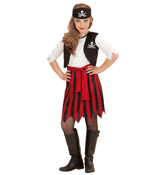 Mädchen in rot-schwarzem Piratenkostüm mit Stirnband, Weste, Kleid und Stiefeln.