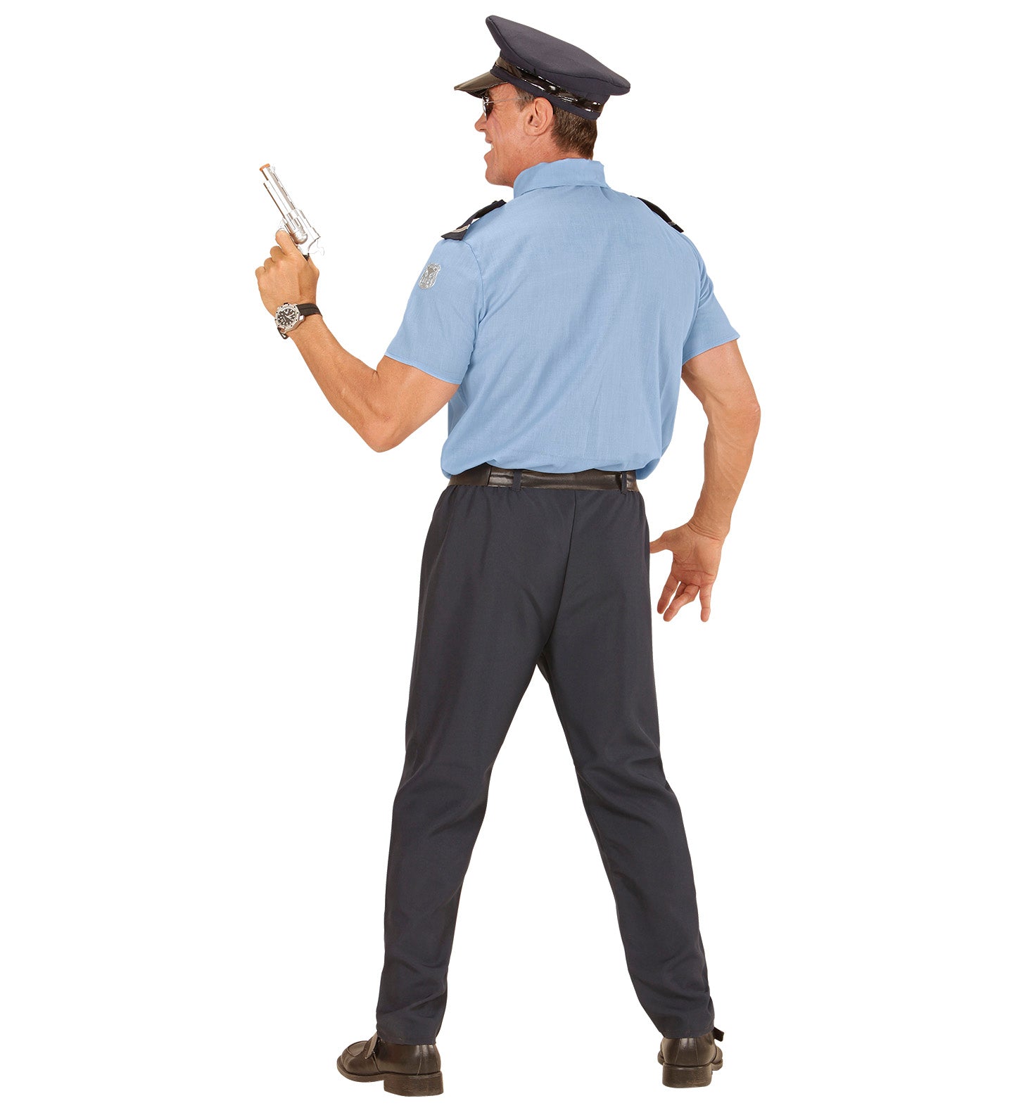 Mann in Widmann Polizei-Uniform mit Hemd, Hose, Gürtel, Krawatte, Mütze und Pistole, von hinten.
