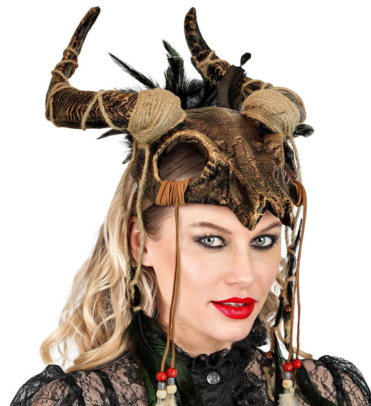 Schamane Maske in Form eines Stierschädels mit bunten Federn und elastischem Klettband.