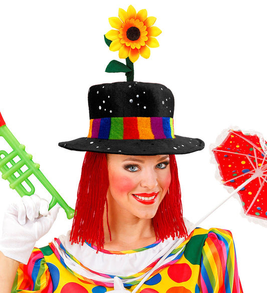 Schwarzer Clownhut mit buntem Haar und Sonnenblume, einfarbig und auffällig.