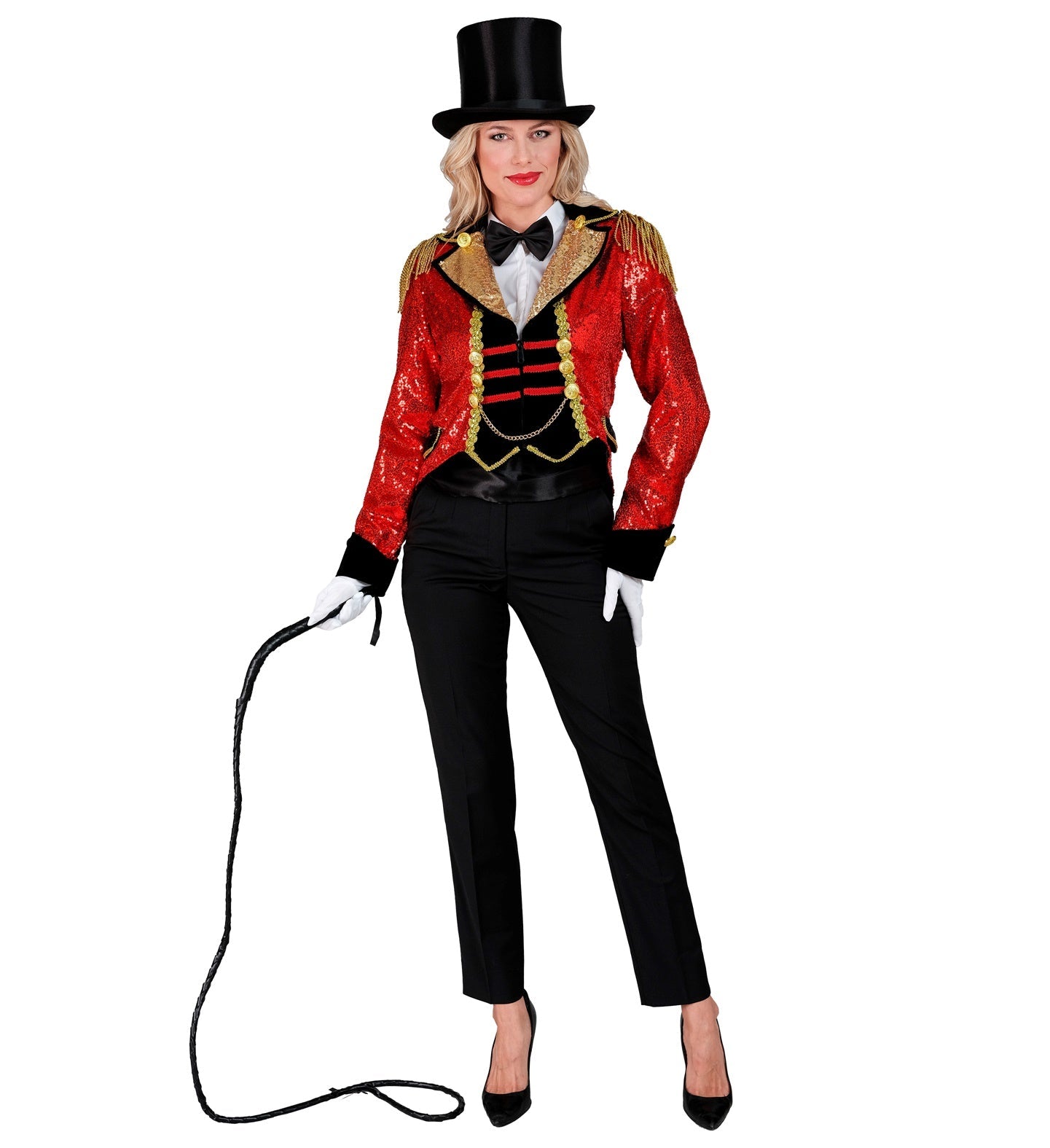 Frau in rot-schwarzem Showtime-Frack-Kostüm mit Zylinder und Peitsche.