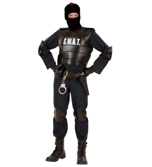 Mann trägt schwarzes SWAT Herrenkostüm mit Overall, Weste, Gürtel und taktischer Maske