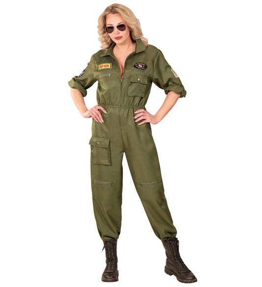 Frau in grünem Top Gun Kampfpilot-Overall mit Abzeichen und Stiefeln.
