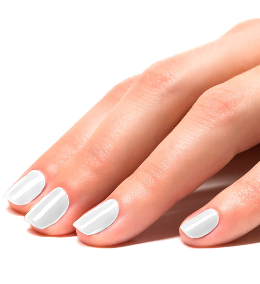 Weißer, wasserbasierter Nagellack in einer Flasche mit Pinsel für einfache Anwendung.