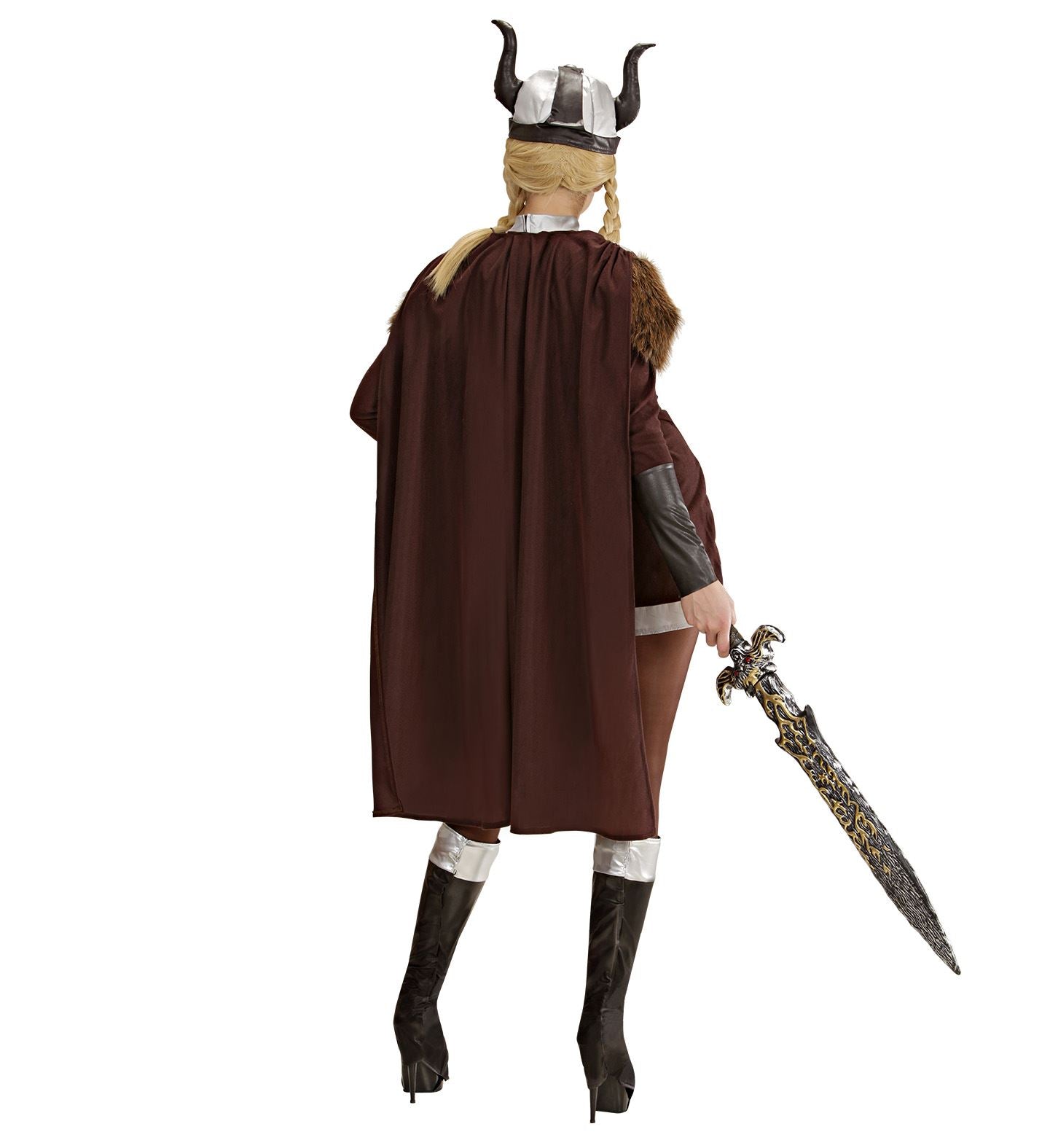 Frau von hinten im Wikinger-Kostüm mit Helm, Umhang, Schwert und Stiefeln.