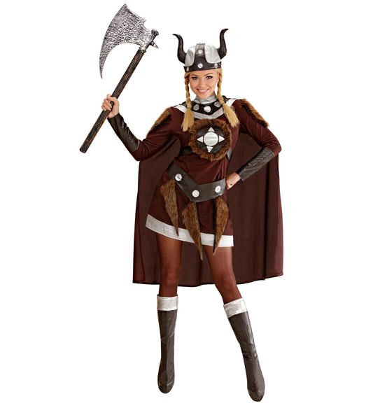 Frau in Wikinger-Damenkostüm mit Kleid, Gürtel, Helm, Umhang und Axt.