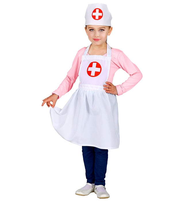 Kind trägt Krankenschwester-Kostüm mit Schürze und Haube für Fasnacht