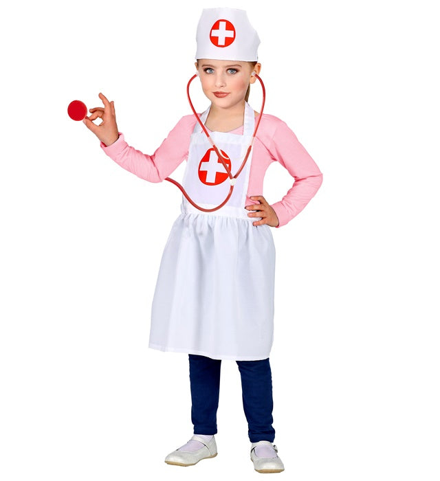 Kind trägt Krankenschwester-Kostüm mit Schürze und Haube für Fasnacht