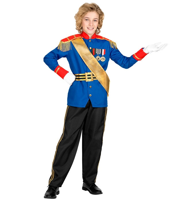 Prinz Charming Kostüm mit Jackett, Hose, Gürtel und Schärpe auf weißem Hintergrund