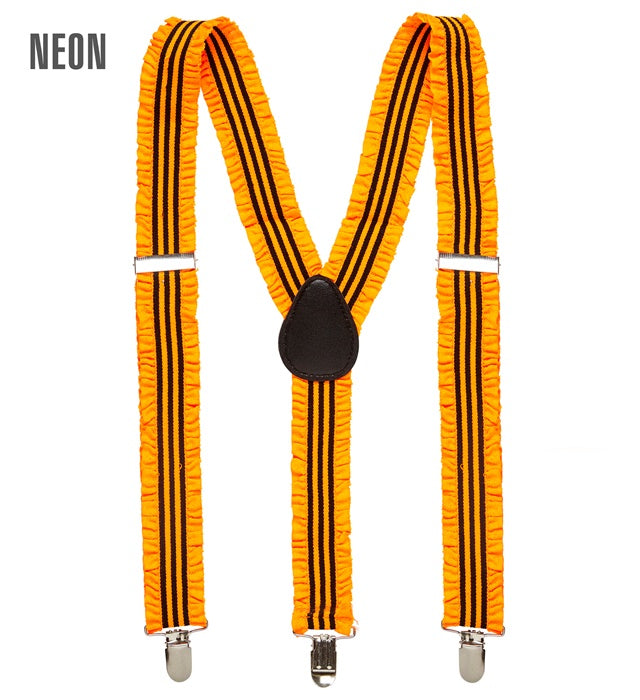 Neon orange Hosenträger mit verspielten Rüschen auf weissem Hintergrund
