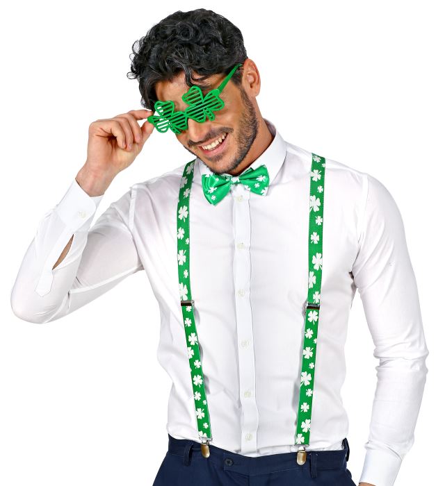 St. Patrick's Day Set mit grüner Brille, Hosenträger und Fliege auf weißem Hintergrund