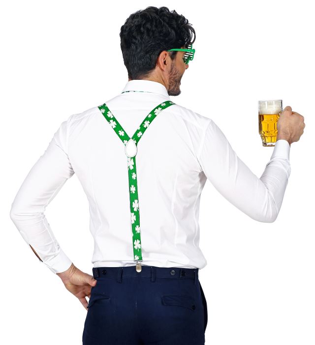 St. Patrick's Day Set mit grüner Brille, Hosenträger und Fliege auf weißem Hintergrund