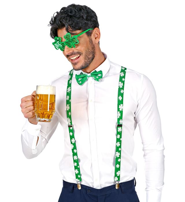 St. Patrick's Day Set mit grüner Brille, Hosenträger und Fliege auf weißem Hintergrund