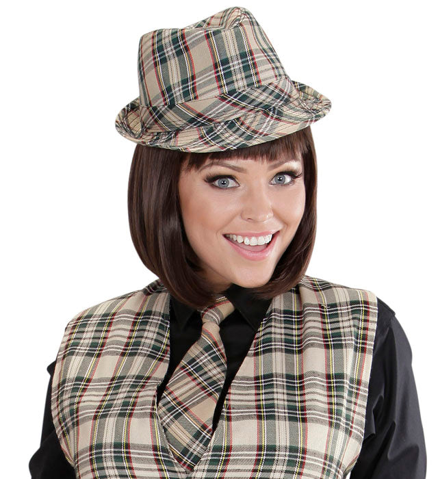 Beigefarbener Fedora mit traditionellem Tartan-Muster als Fasnachts-Accessoire