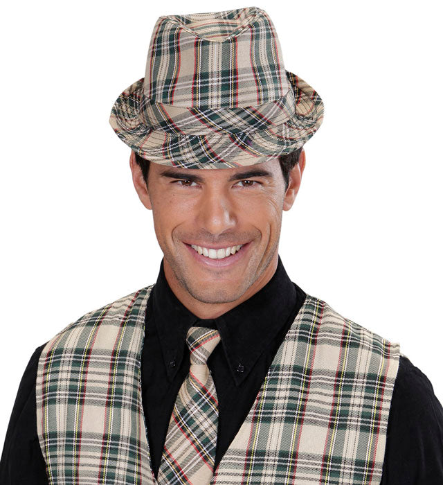 Beigefarbener Fedora mit traditionellem Tartan-Muster als Fasnachts-Accessoire