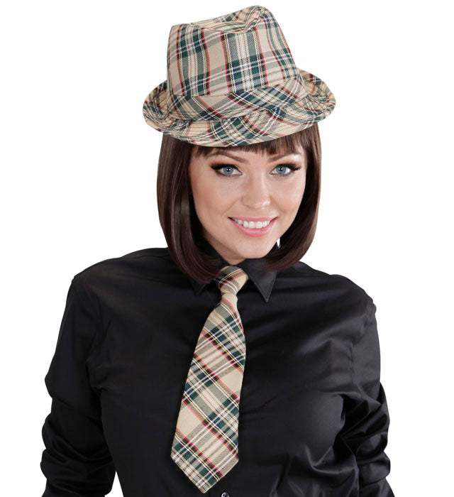 Beigefarbener Fedora mit traditionellem Tartan-Muster als Fasnachts-Accessoire