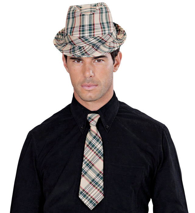 Beigefarbener Fedora mit traditionellem Tartan-Muster als Fasnachts-Accessoire