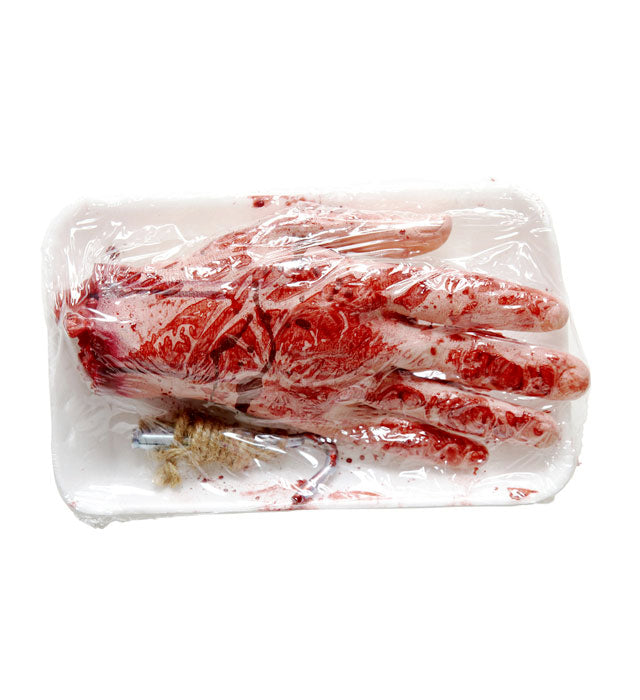 Blutige abgeschnittene Hand in Verpackung als Halloween-Deko