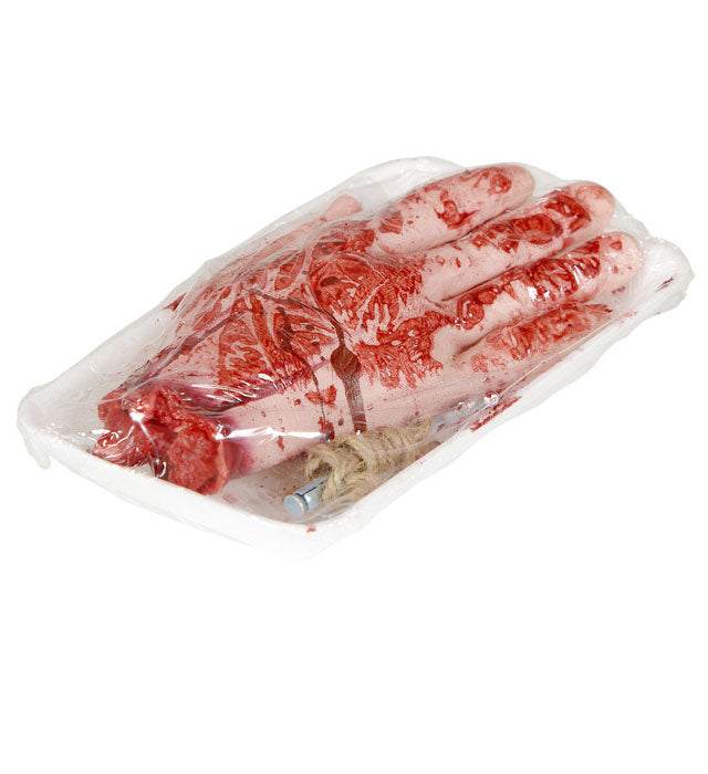 Blutige abgeschnittene Hand in Verpackung als Halloween-Deko