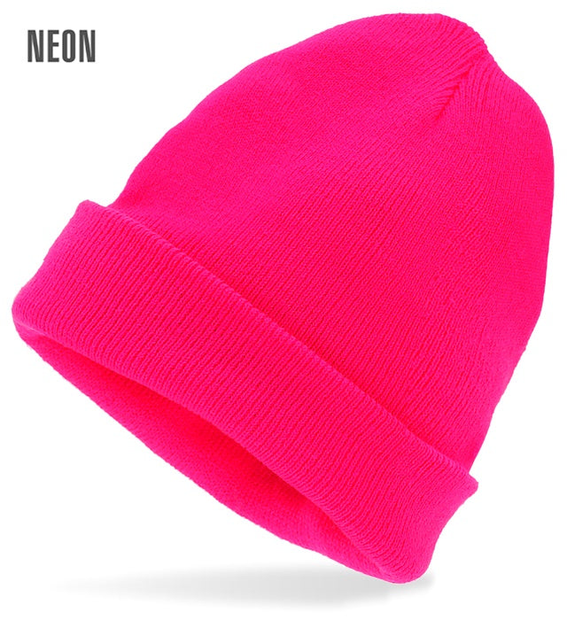 Neon pinke Beanie Mütze in Wolloptik auf weißem Hintergrund