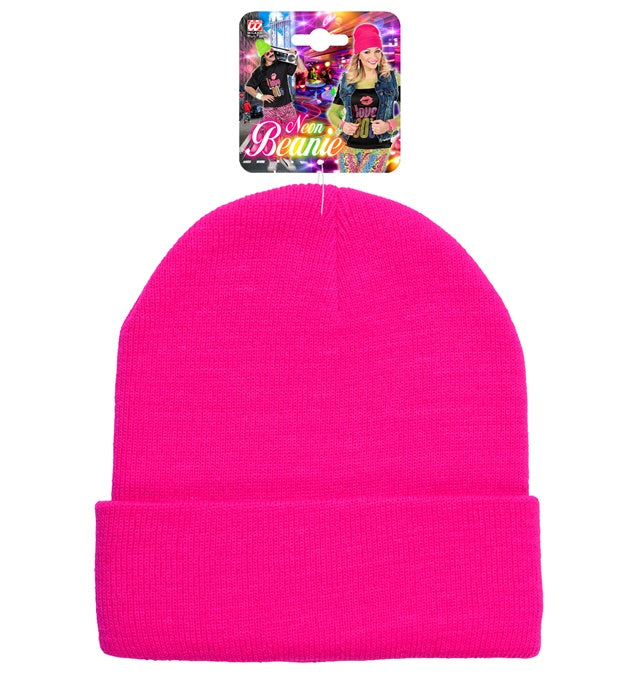 Neon pinke Beanie Mütze in Wolloptik auf weißem Hintergrund