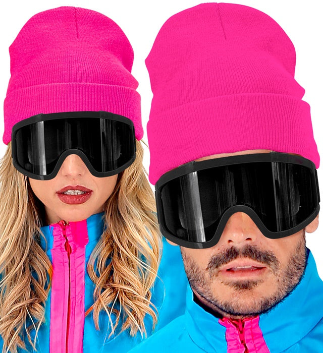Neon pinke Beanie Mütze in Wolloptik auf weißem Hintergrund