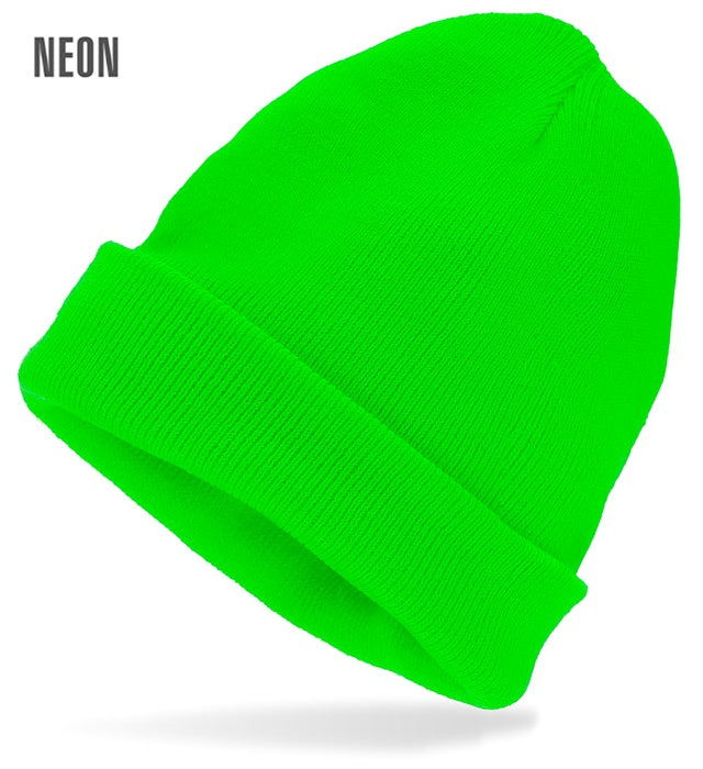 Neon-grüne Beanie Mütze in Wolloptik auf weißem Hintergrund