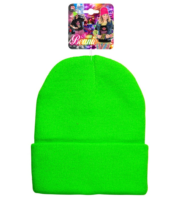 Neon-grüne Beanie Mütze in Wolloptik auf weißem Hintergrund