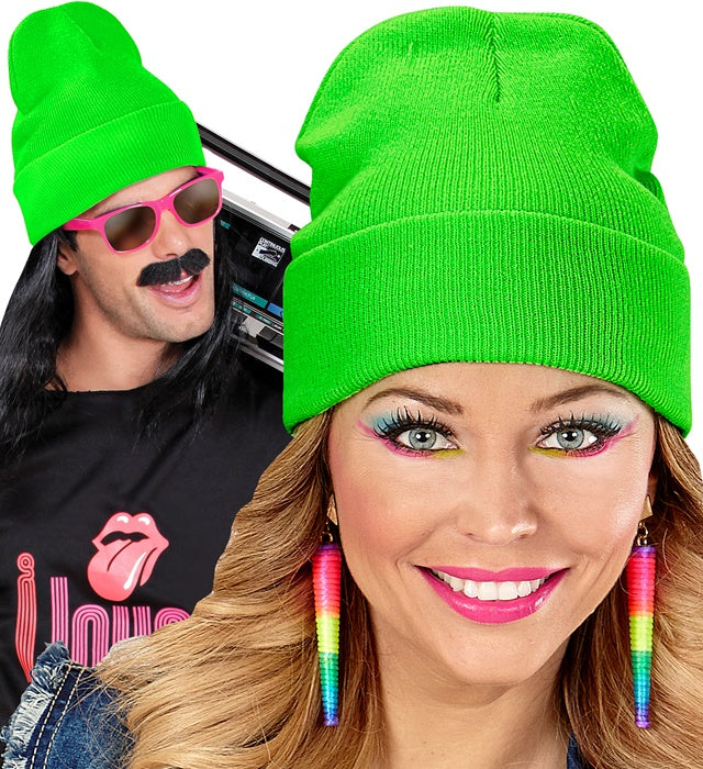 Neon-grüne Beanie Mütze in Wolloptik auf weißem Hintergrund