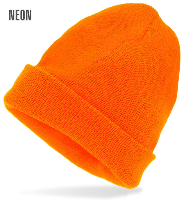 Neon orange Beanie Mütze in Wolloptik auf neutralem Hintergrund