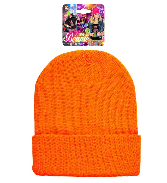 Neon orange Beanie Mütze in Wolloptik auf neutralem Hintergrund